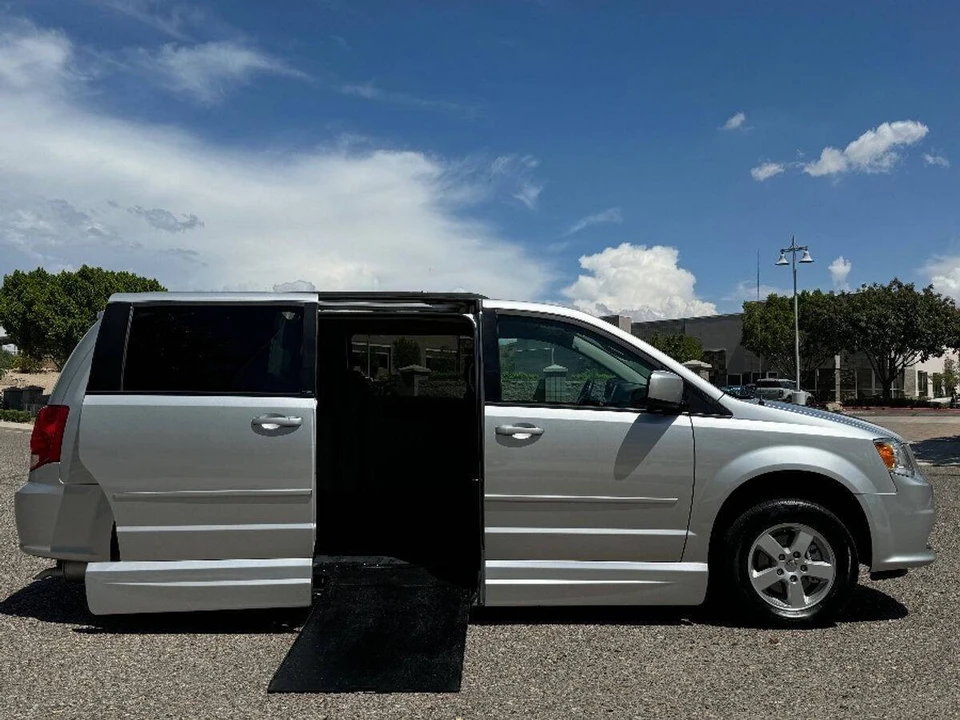 2011 Dodge Caravan - Image 3 of 15
