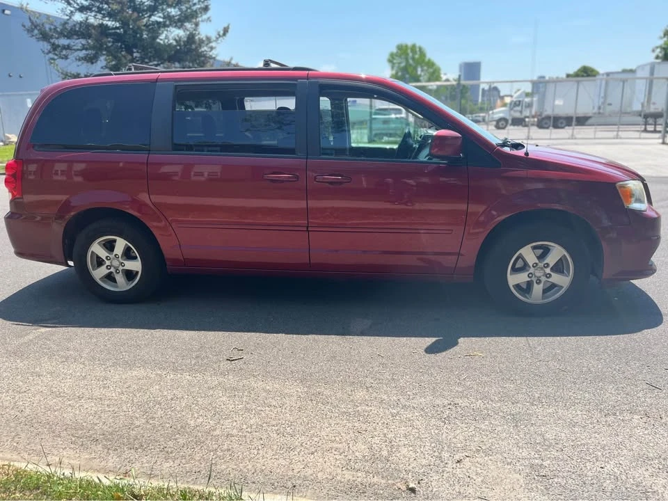 2011 Dodge Caravan - Image 4 of 9