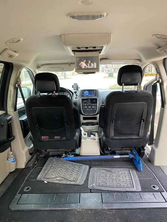2011 Dodge Caravan - Image 8 of 8