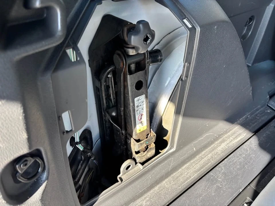 2011 Dodge Nitro - Image 10 of 17