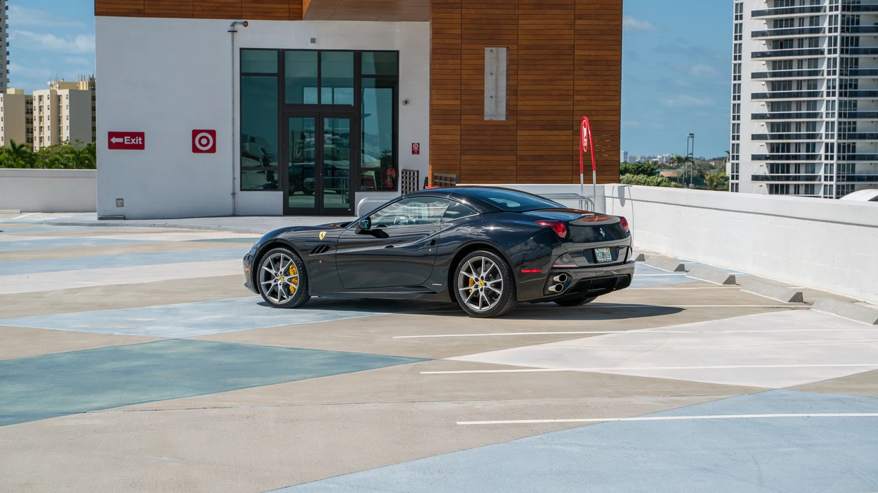 2011 Ferrari California - Image 30 of 31
