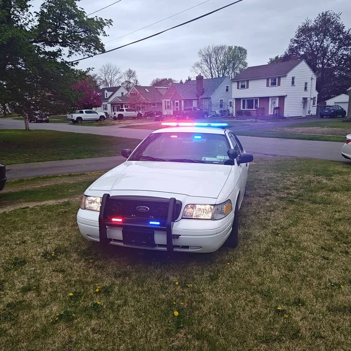 2011 Ford Crown Victoria - Image 2 of 11