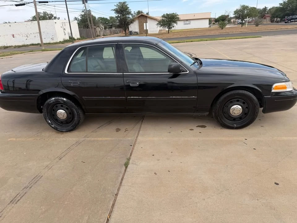 2011 Ford Crown Victoria - Image 2 of 11