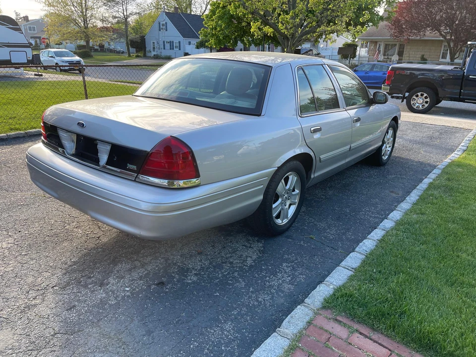 2011 Ford Crown Victoria - Image 10 of 31
