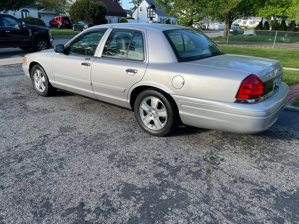 2011 Ford Crown Victoria - Image 9 of 31