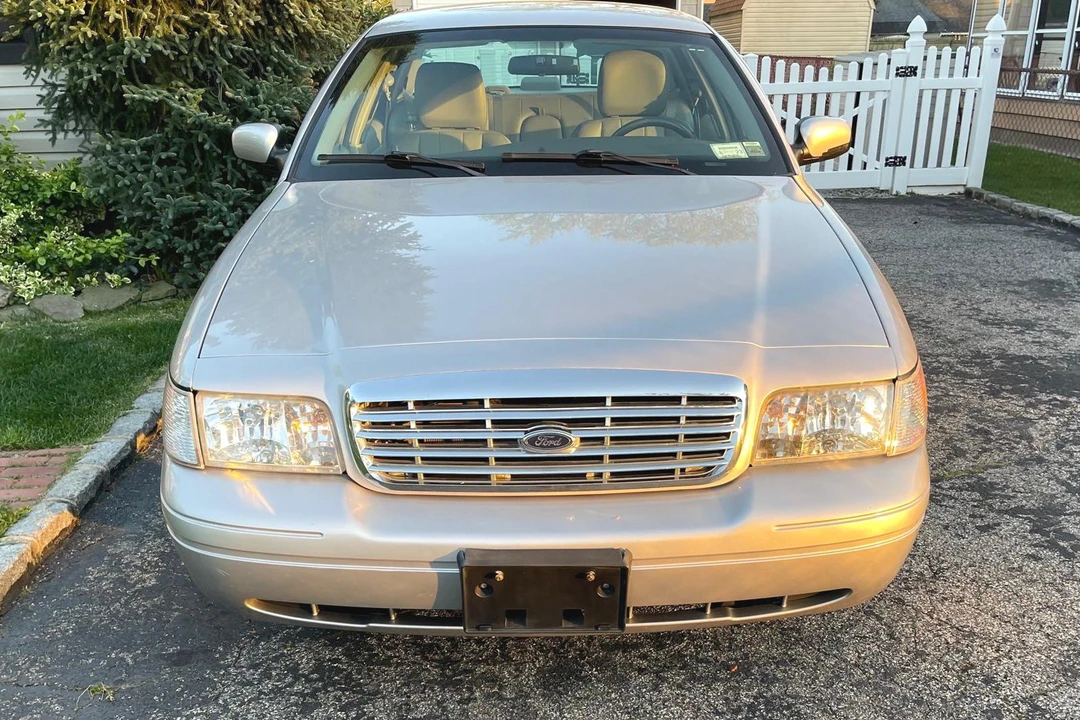 2011 Ford Crown Victoria - Image 2 of 31