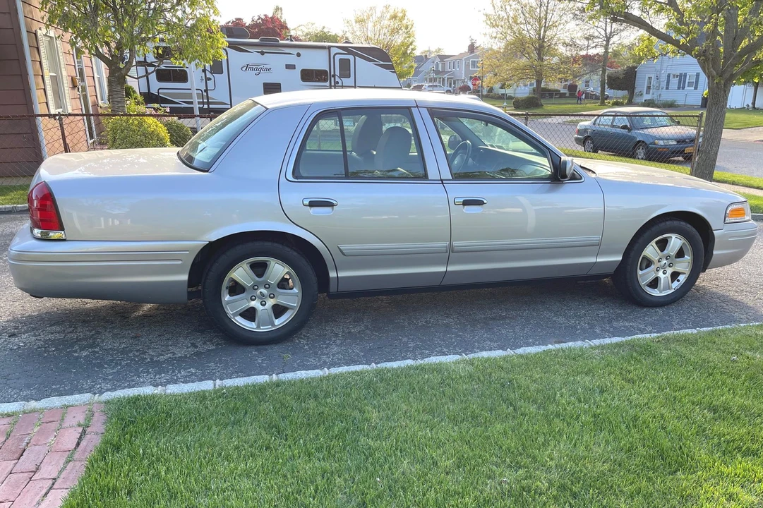 2011 Ford Crown Victoria - Image 3 of 31