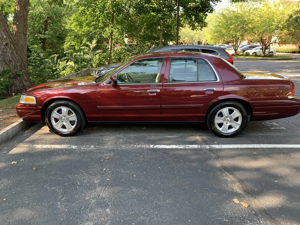 2011 Ford Crown Victoria - Image 8 of 31