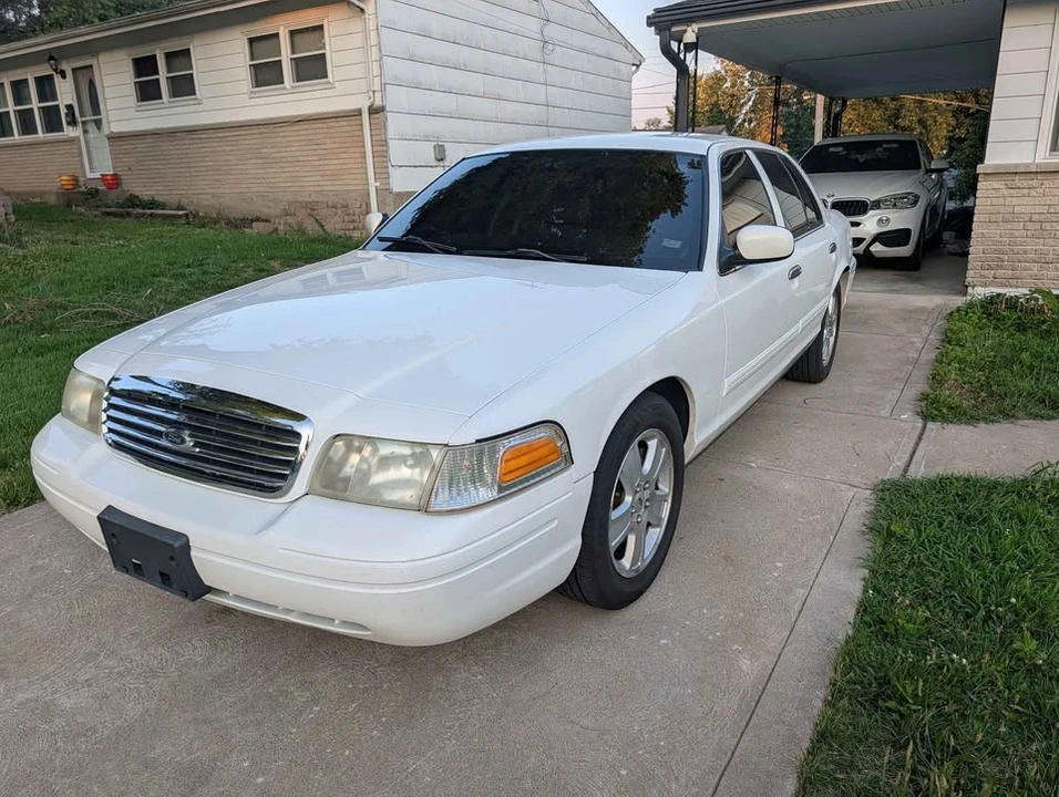 2011 Ford Crown Victoria - Image 2 of 20