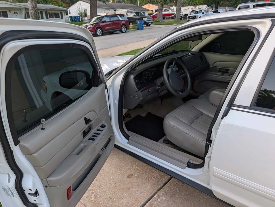 2011 Ford Crown Victoria - Image 10 of 20