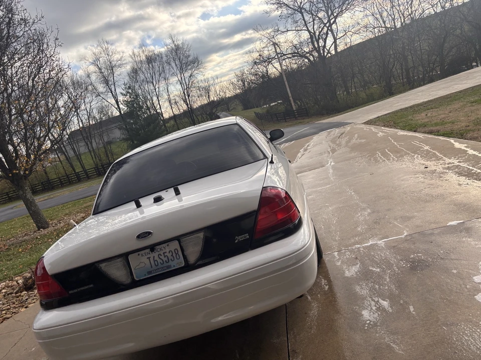 2011 Ford Crown Victoria - Image 2 of 5