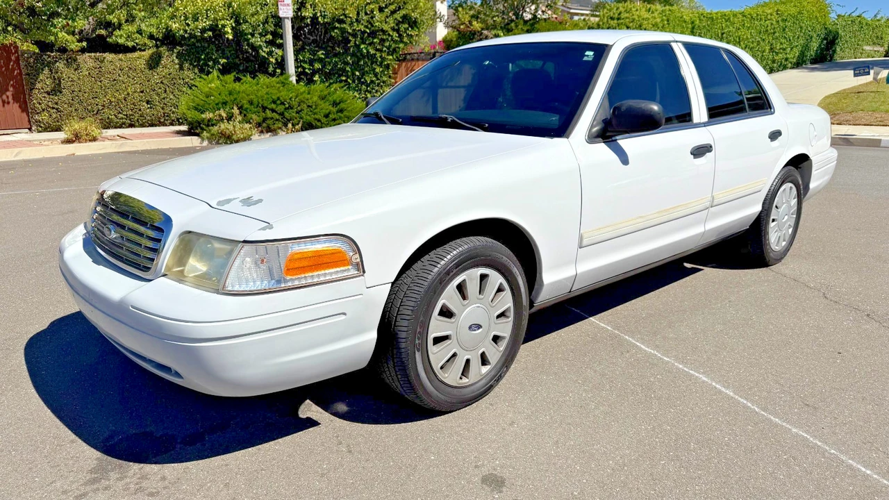 2011 Ford Crown Victoria - Image 2 of 16