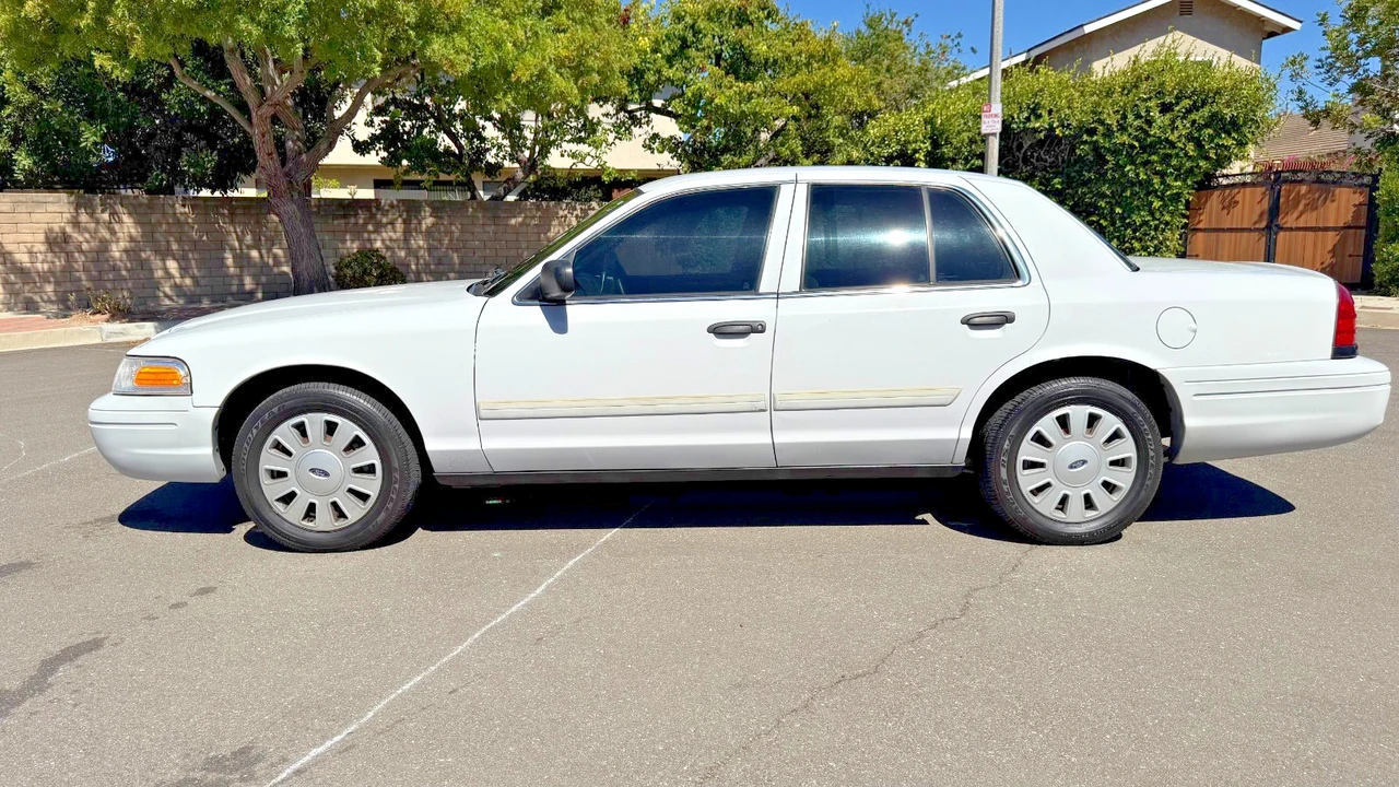 2011 Ford Crown Victoria - Image 3 of 16