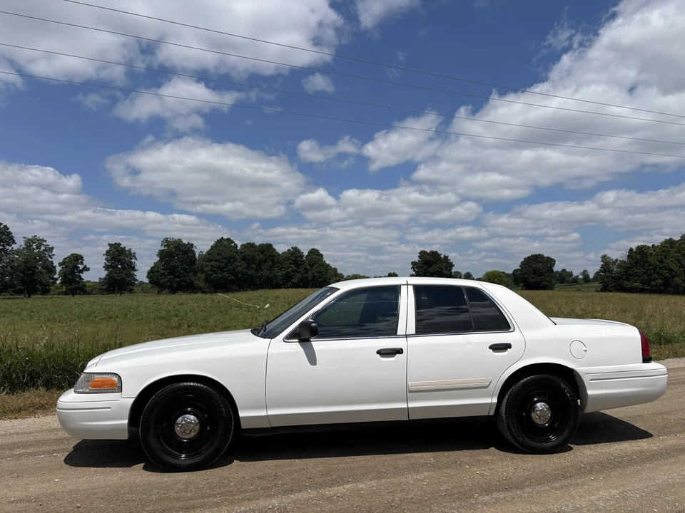 2011 Ford Crown Victoria - Image 2 of 31