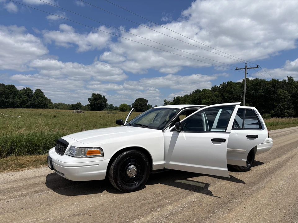 2011 Ford Crown Victoria - Image 11 of 31