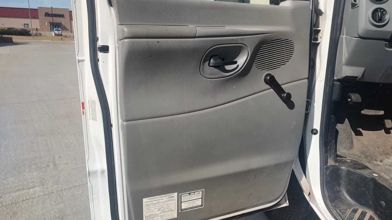 2011 Ford Econoline Van - Image 12 of 14