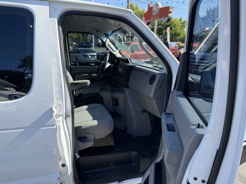 2011 Ford Econoline Van - Image 16 of 20