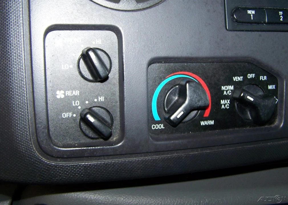 2011 Ford Econoline Van - Image 13 of 21