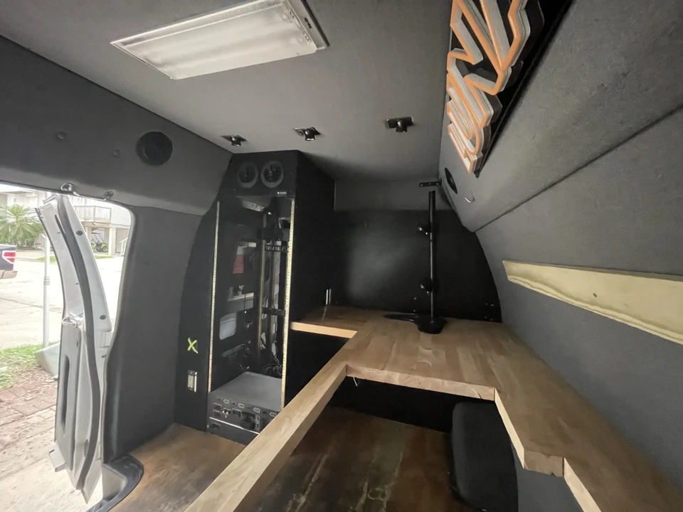 2011 Ford Econoline Van - Image 17 of 20