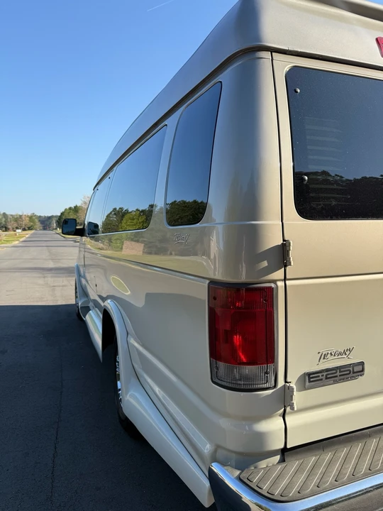 2011 Ford Econoline Van - Image 18 of 21