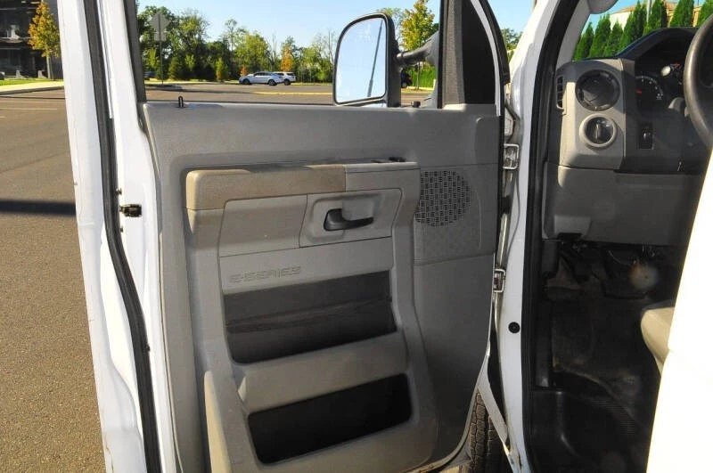 2011 Ford Econoline Van - Image 8 of 21