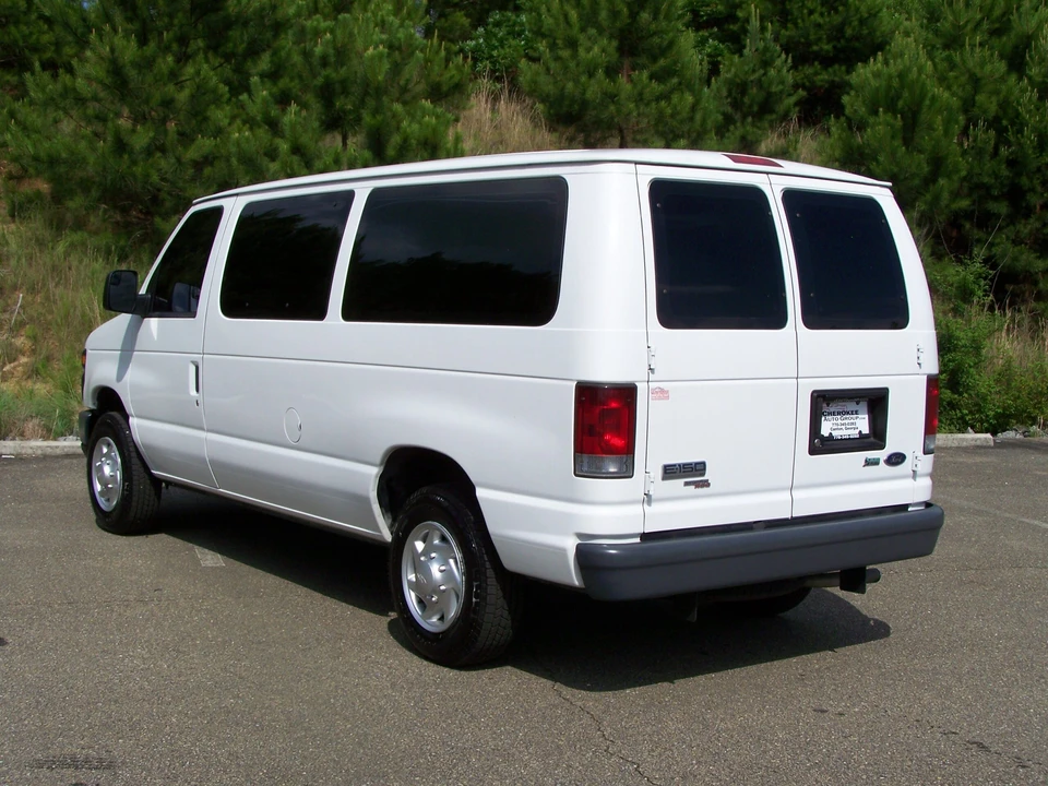 2011 Ford Econoline Van - Image 3 of 31