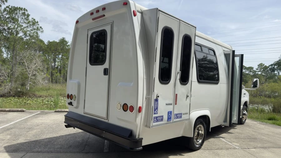 2011 Ford Econoline Van - Image 3 of 31