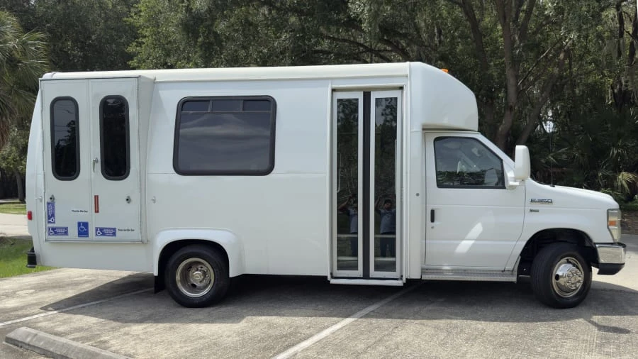 2011 Ford Econoline Van - Image 2 of 31