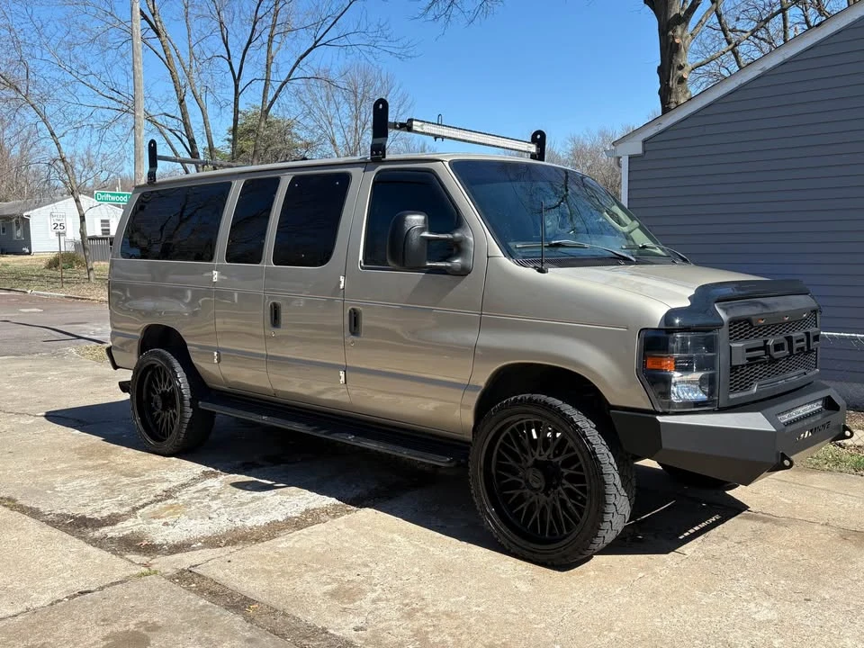 2011 Ford Econoline Van - Image 2 of 10