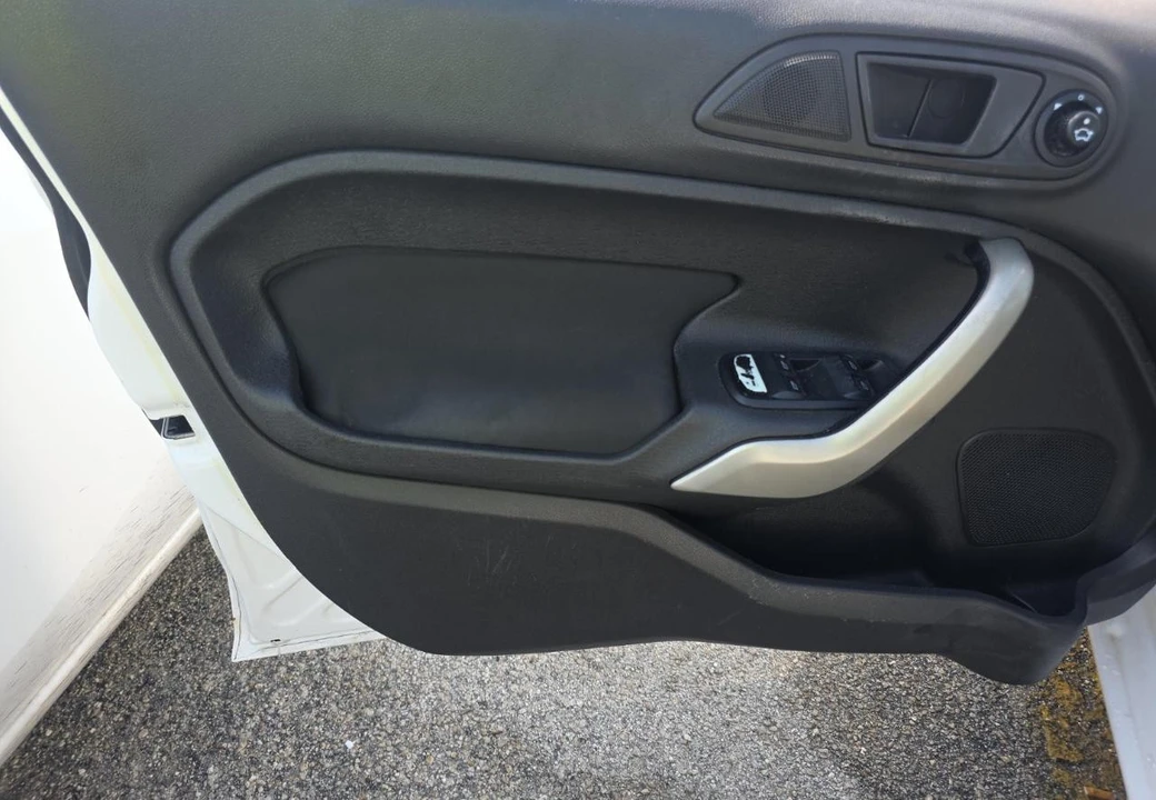 2011 Ford Fiesta - Image 12 of 19
