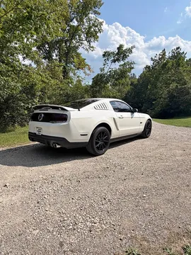 2011 Ford Mustang GT Deluxe Coupe 2D