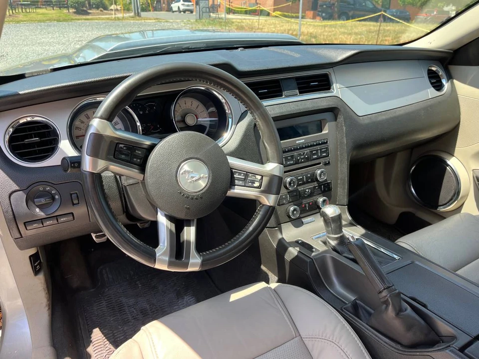 2011 Ford S197 Mustang - Image 9 of 12