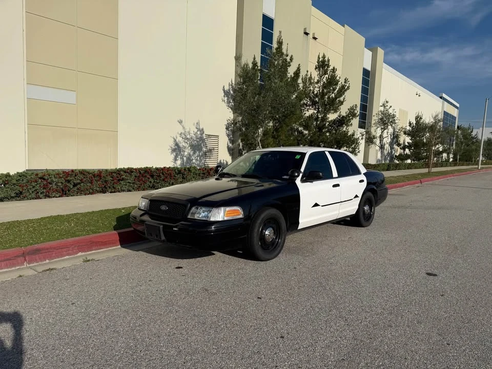 2011 Ford Crown Victoria - Image 2 of 10