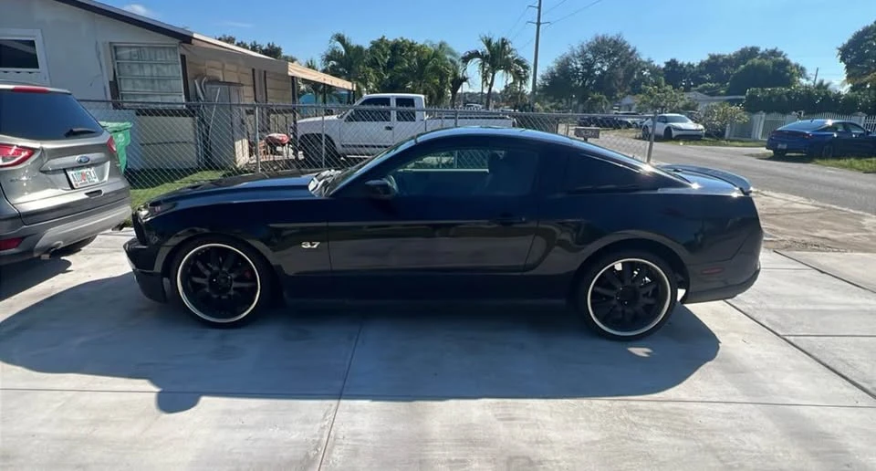 2011 Ford S197 Mustang - Image 2 of 3