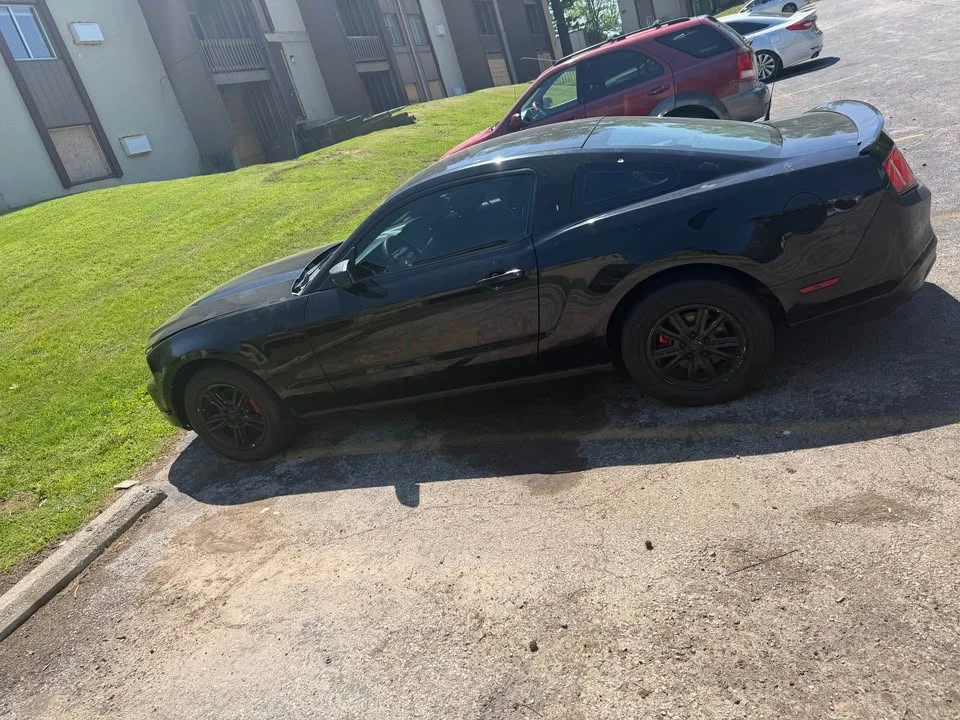 2011 Ford S197 Mustang - Image 2 of 2