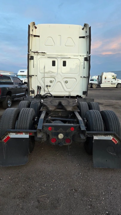 2011 Freightliner - Image 5 of 5