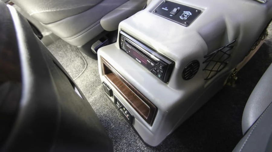 2011 GMC Savana - Image 24 of 31