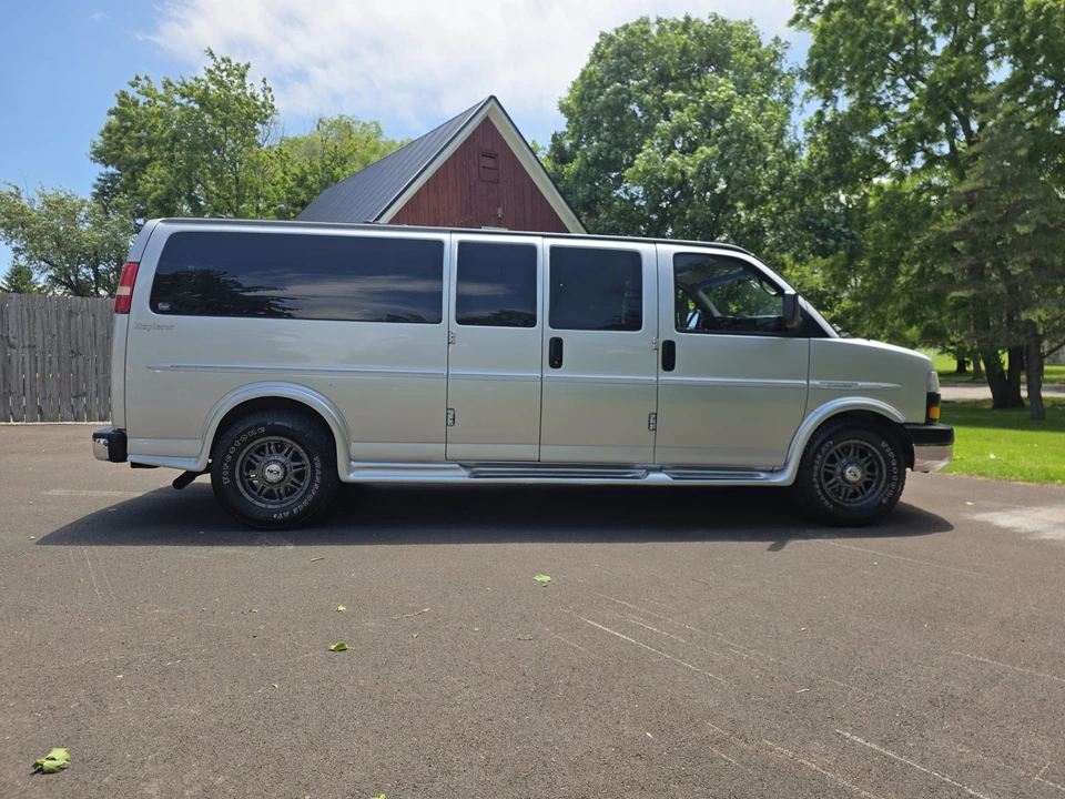 2011 GMC Savana - Image 28 of 31