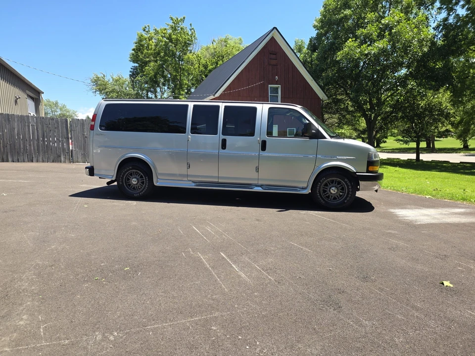 2011 GMC Savana - Image 9 of 31