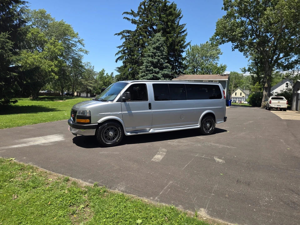 2011 GMC Savana - Image 3 of 31