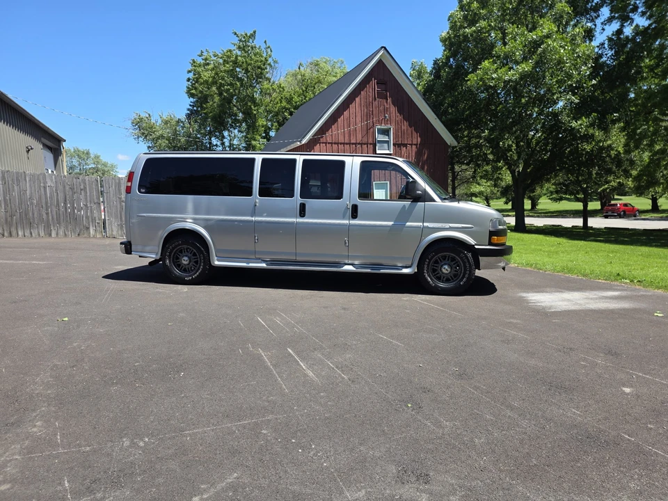 2011 GMC Savana - Image 8 of 31