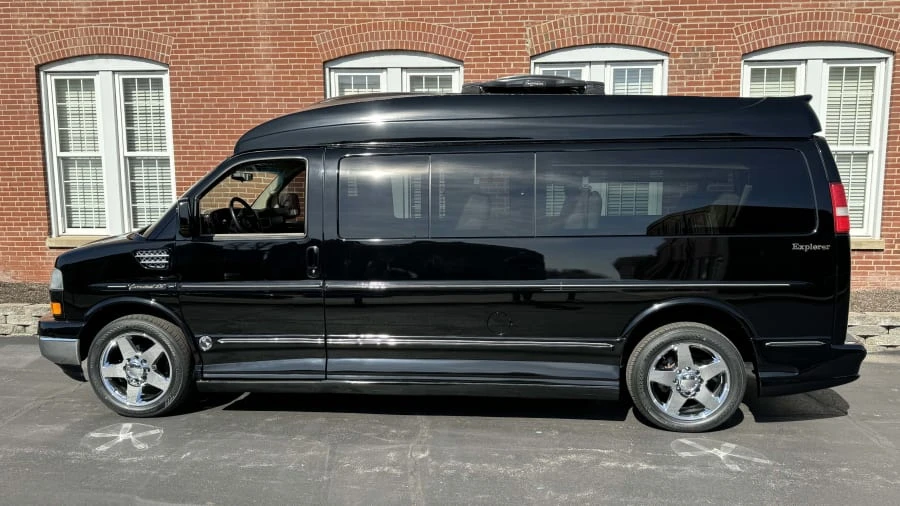 2011 GMC Savana - Image 2 of 14