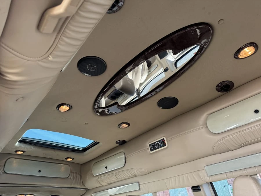 2011 GMC Savana - Image 9 of 14