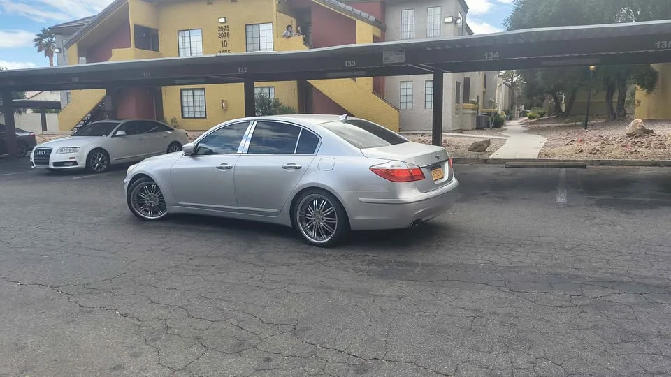2011 Genesis - Image 4 of 7