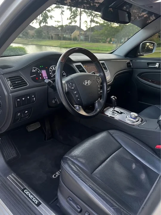 2011 Genesis - Image 8 of 20