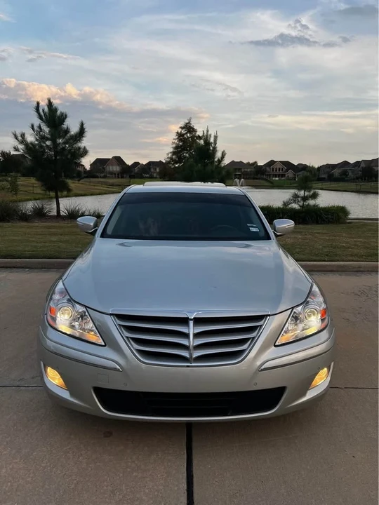 2011 Genesis - Image 5 of 20