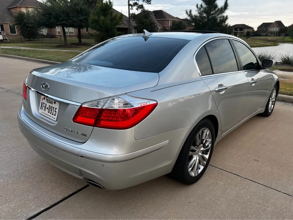2011 Genesis - Image 17 of 20