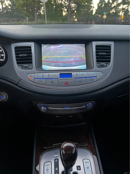 2011 Genesis - Image 13 of 20