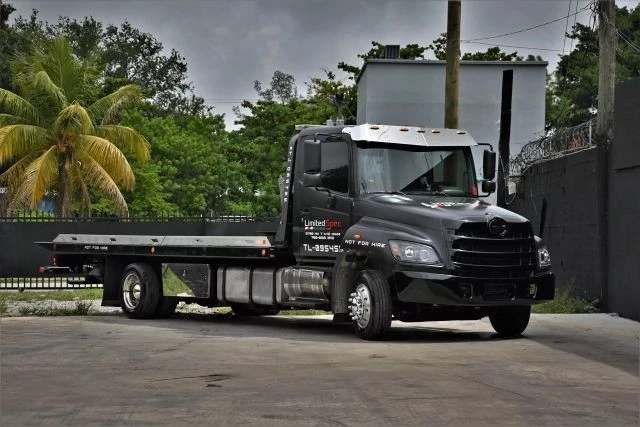 2011 Hino - Image 7 of 21