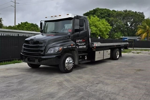 2011 Hino - Image 3 of 21
